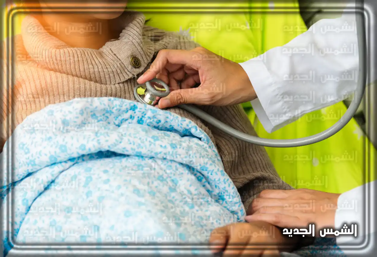 أسعار الكشف في مستشفى الحمادي  طبيبة تجري فحصًا لمريضة في عيادة بمستشفى الحمادي