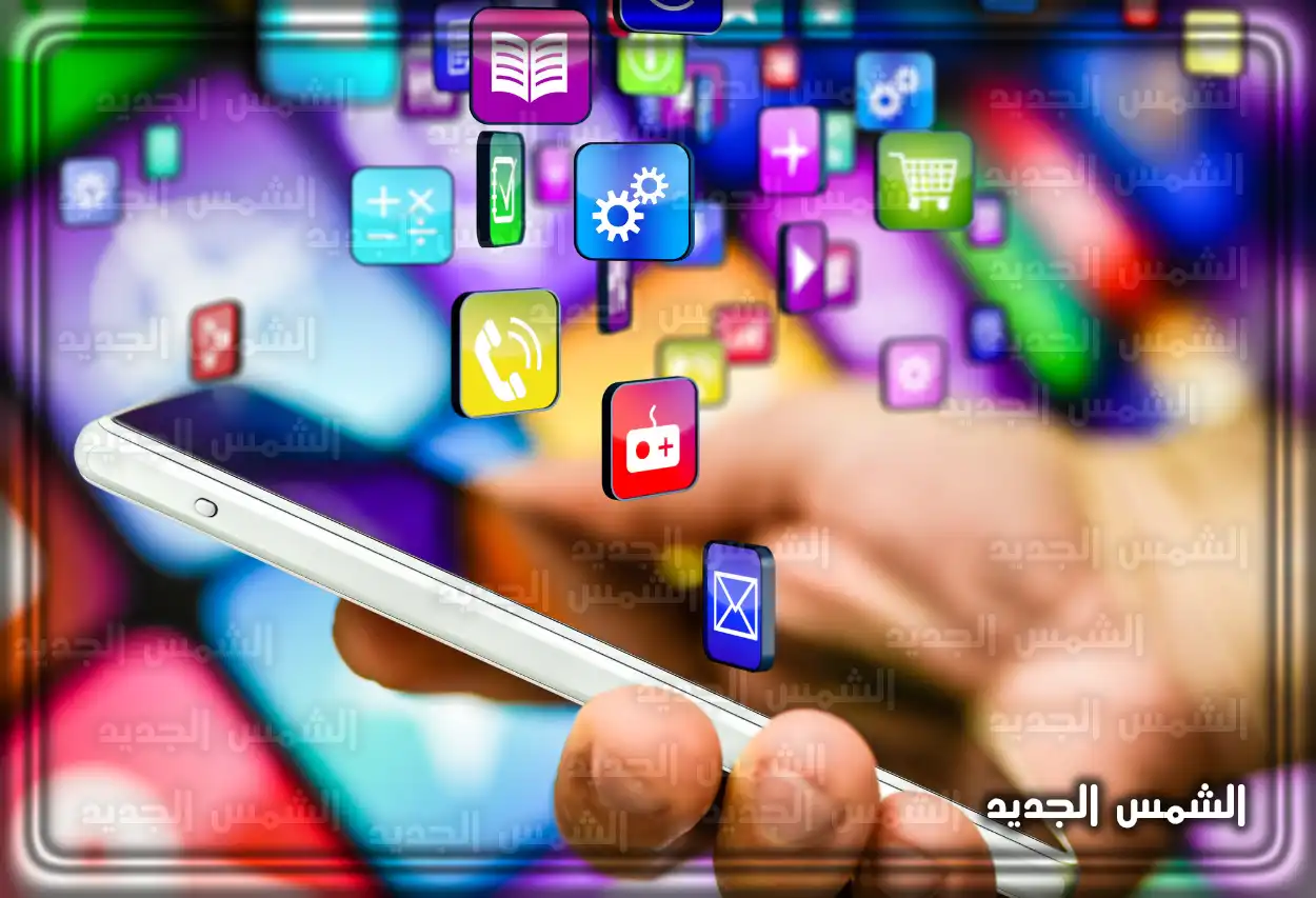 أهمية تطبيق توكلنا شخص يستخدم تطبيق توكلنا على هاتفه للدخول إلى مبنى حكومي