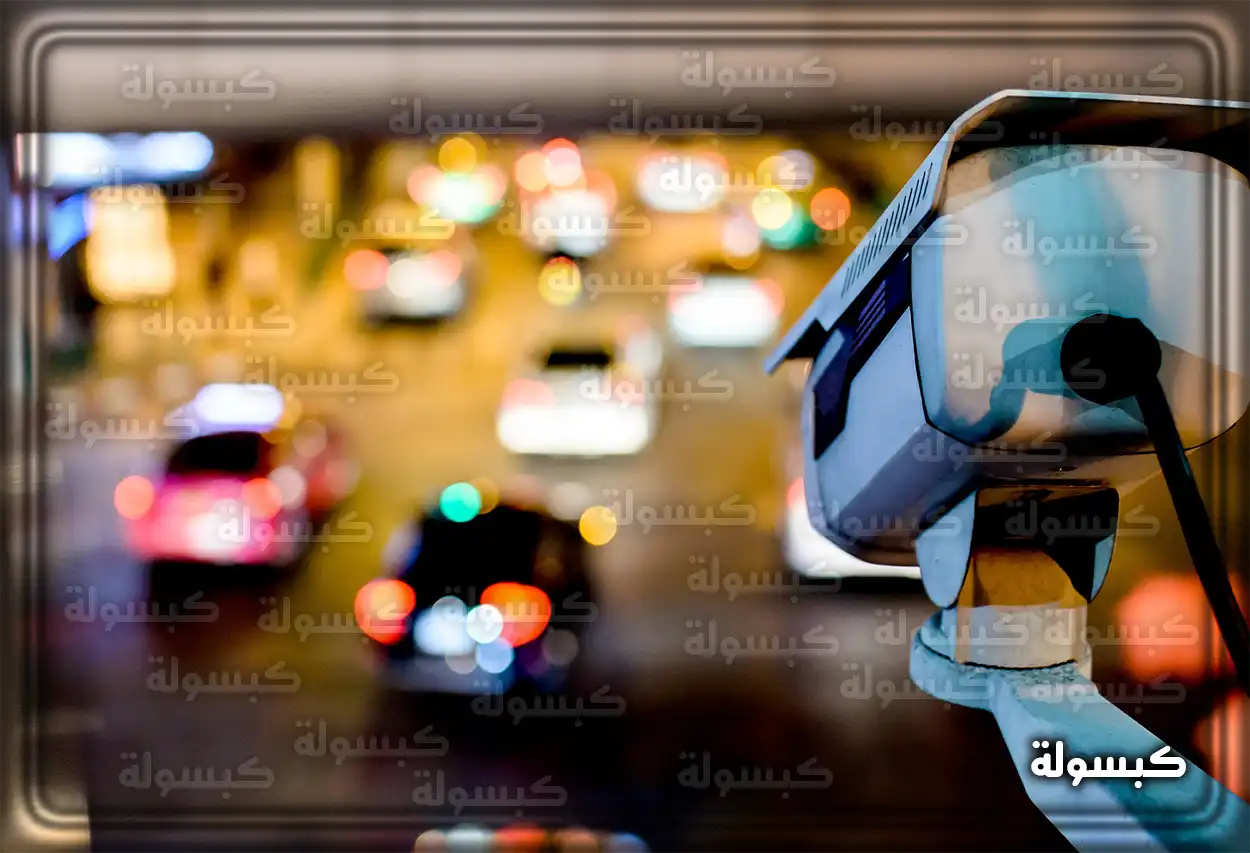 دفع المخالفات المرورية عبر الصراف الآلي شخص يقوم بسداد المخالفات عبر جهاز الصراف الآلي