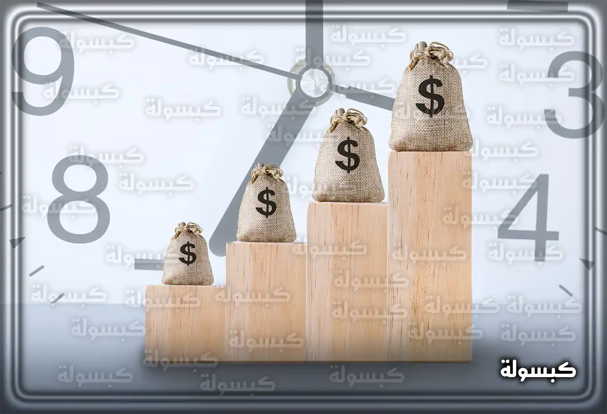 شروط الترقية في نظام الخدمة المدنية موظف يراجع أوراق الترقية الوظيفية