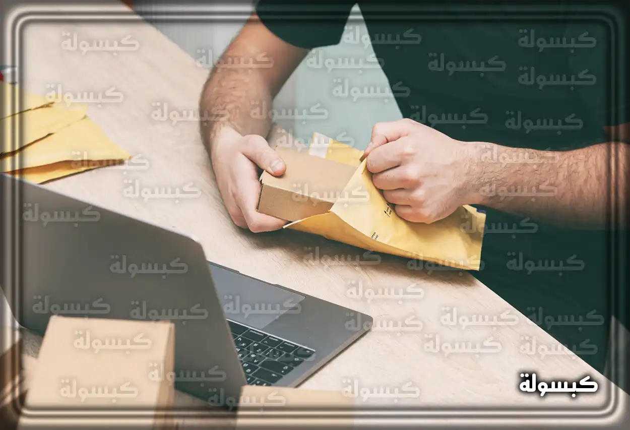 شخص يدفع رسوم شحنة في مكتب البريد السعودي