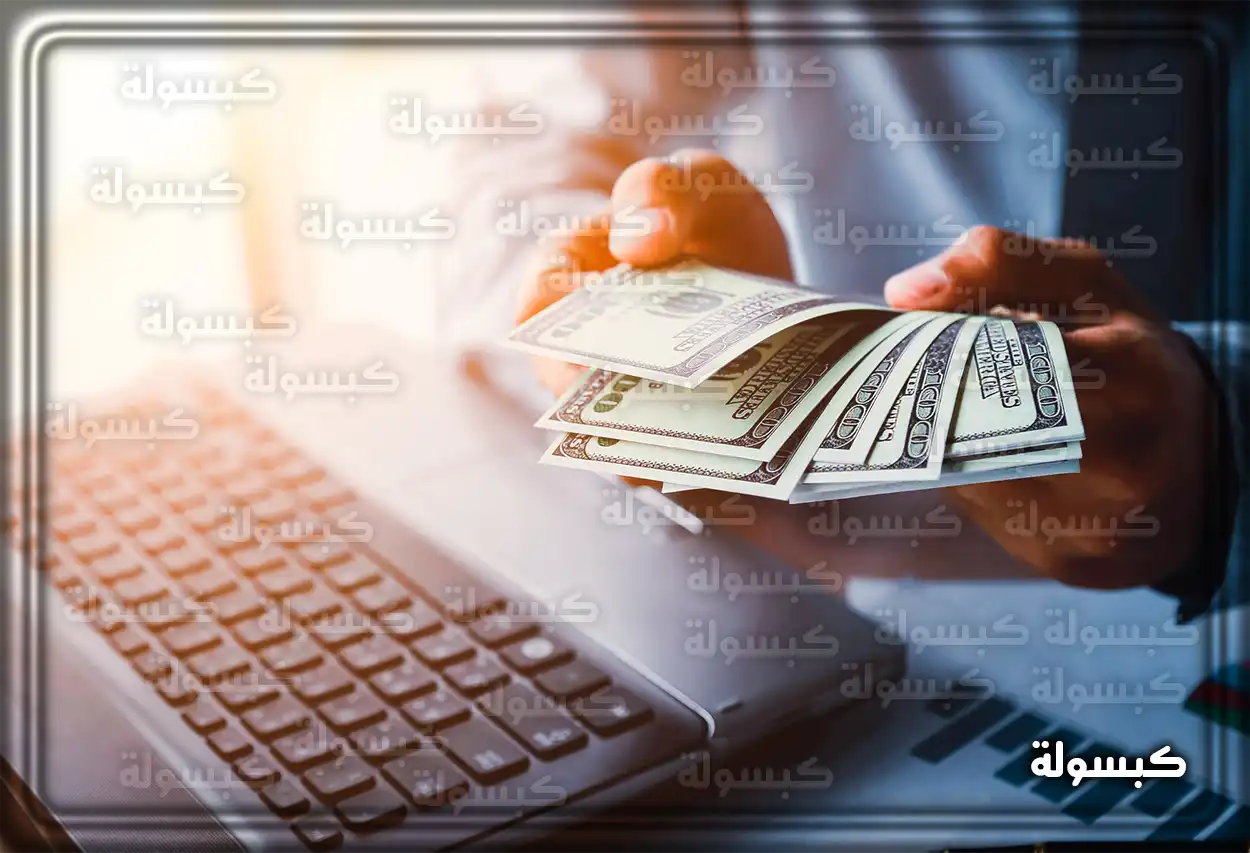 الفرق بين الحساب المجمد وغير النشط شخص يراجع حالة حسابه البنكي في البنك الأهلي