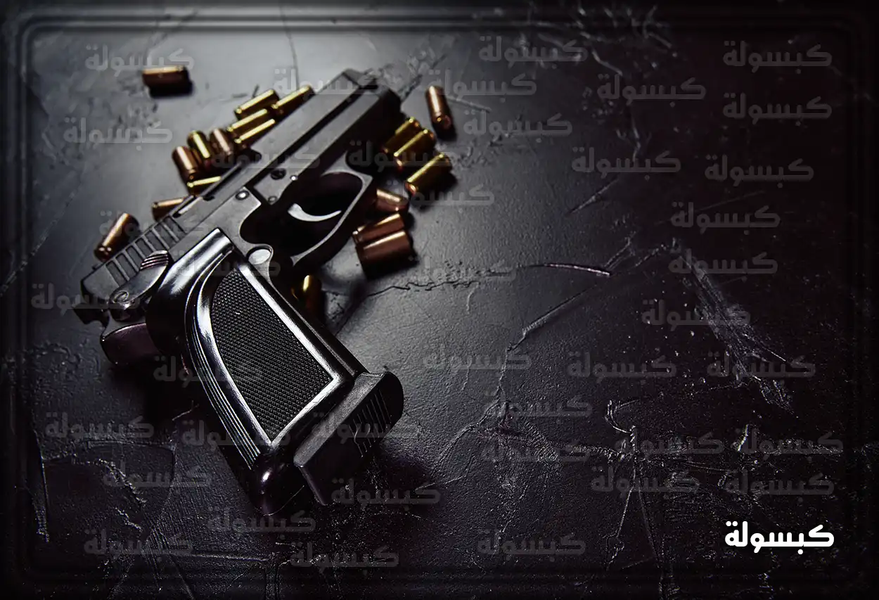 ما هي شروط تصريح السلاح في السعودية رجل يرتدي الزي السعودي ويحمل بندقية صيد مرخصة