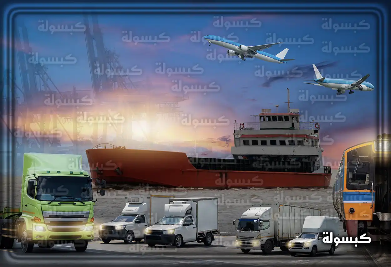 مواعيد عمل شركات الشحن في رمضان 2025 / 1447 في السعودية رجل يستلم طرداً من عامل توصيل أمام باب منزله